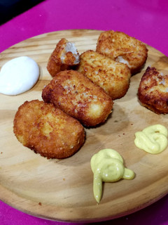 Una foto de Croquetas de pollo y jamón serrano