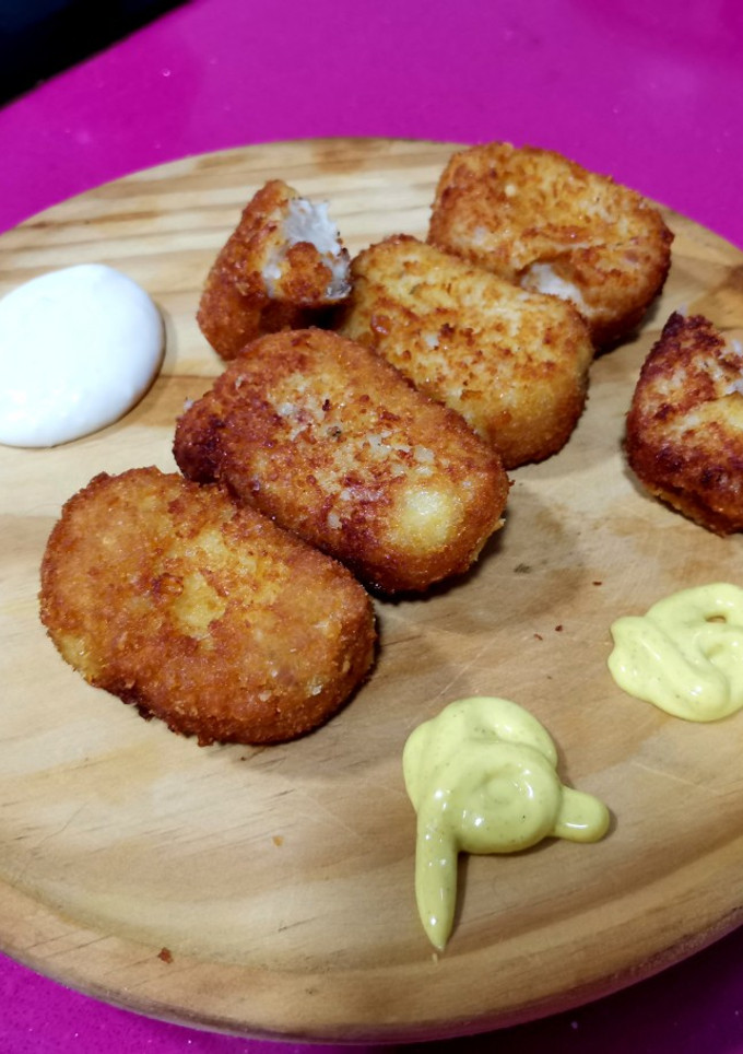 Una foto de Croquetas de pollo y jamón serrano