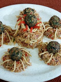 વેજ ટ્રીપલ સેઝવાન ફ્રાઇડ રાઇસ (Veg Triple Schezwan Fried Rice Recipe In Gujarati) રેસીપી મુખ્ય ફોટો