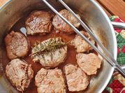 Una foto di filetto di maiale al rosmarino