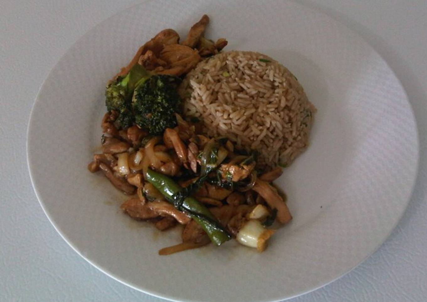 Salteado de pollo y brócoli al wok