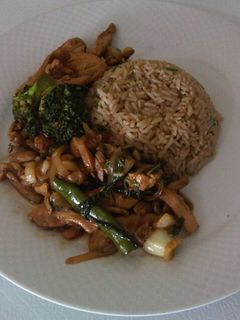 Una foto de Salteado de pollo y brócoli al wok