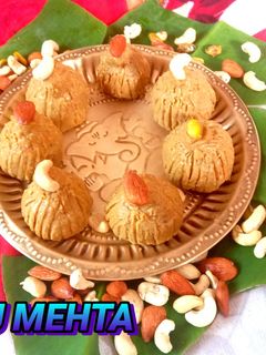 बेसन और मिल्क पाउडर का मोदक रेसिपी मुख्य फोटो