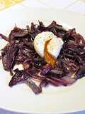 Cebolla morada caramelizada con huevo poche