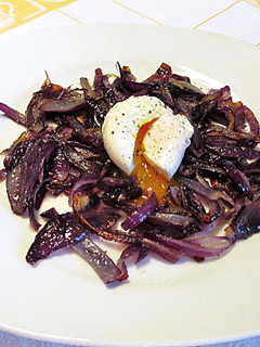 Una foto de Cebolla morada caramelizada con huevo poche