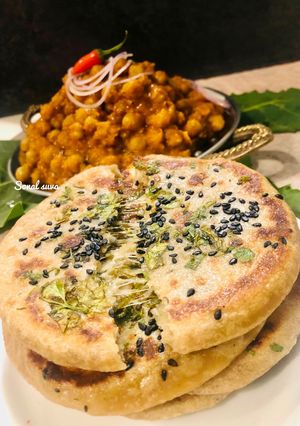 ચીઝ ગાર્લીક કુલચા (Cheese Garlic Kulcha Recipe In Gujarati) રેસીપી મુખ્ય ફોટો
