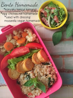 Foto resep Bento homemade : konyaku -egg chicken roll-dressing mozarella