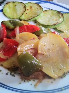 Una foto de Papitas panaderas con calabacín!!