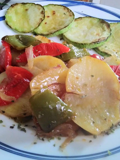 Una foto de Papitas panaderas con calabacín!!