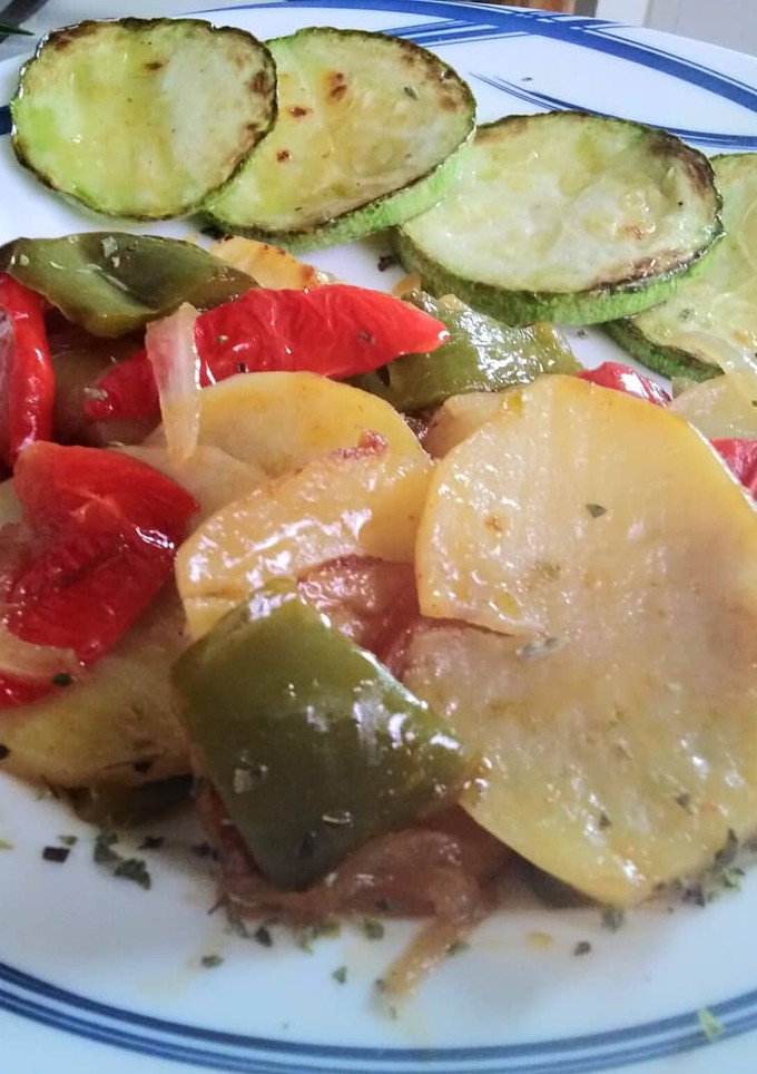 Una foto de Papitas panaderas con calabacín!!