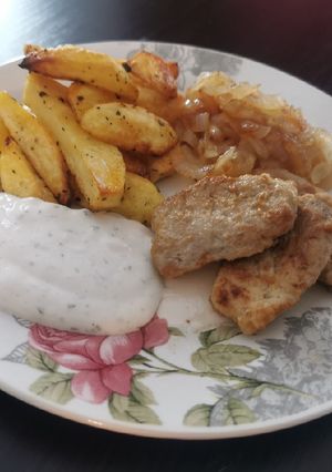 Fokhagymás sertésszűz, sült krumplival, karamellizált hagymával recept fotója