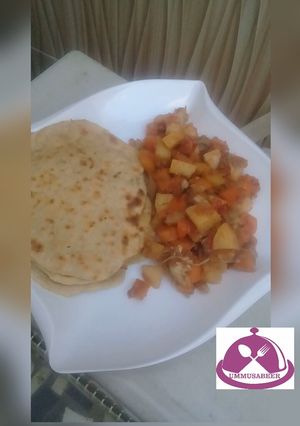 A picture of Chapatti with potato soup.