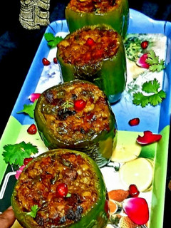 भरवा शिमला मिर्च (bharwa shimla mirch recipe in Hindi) रेसिपी मुख्य फोटो