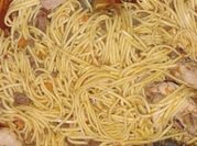 Una foto de tallarines con salsa tuco