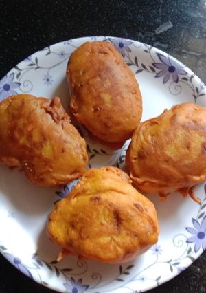 A picture of Kakroler Pur/ Teasle gourd pakoda.