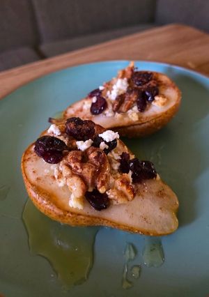 A picture of Baked pears with feta.