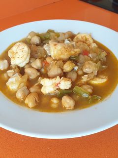 Una foto de Potaje de garbanzos, bacalao y gambones salvajes (versión exprés)
