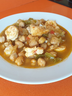 Una foto de Potaje de garbanzos, bacalao y gambones salvajes (versión exprés)