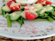 Una foto de ensalada de peras