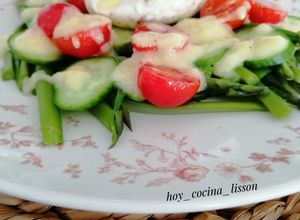 Una foto de Ensalada templada de espárragos verdes con vinagreta de pera