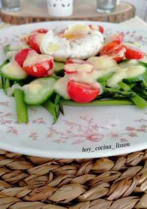 Una foto de Ensalada templada de espárragos verdes con vinagreta de pera