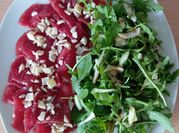 Una foto de carpaccio de ternera con parmesano