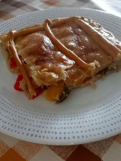 Una foto de 🥟 Empanada de atún 🐟 y pimientos 🫑 de tres colores 🟩 🟥🟨 con masa de cerveza