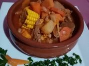 Una foto de aguja de cerdo con tomate