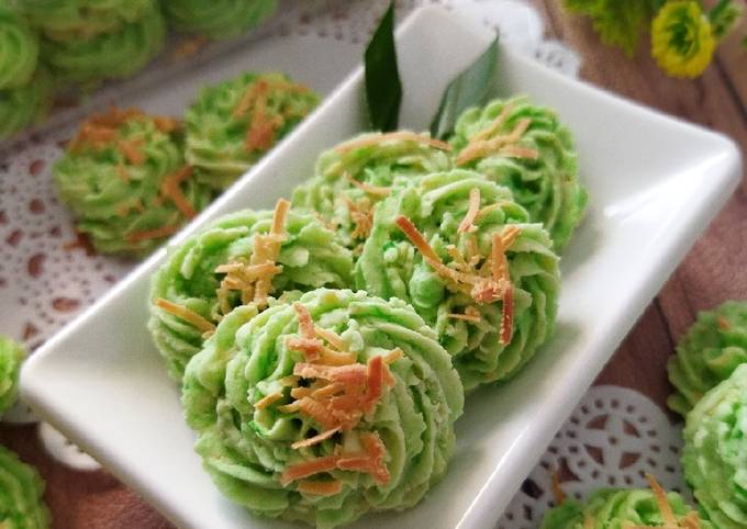 Enak! 5 Resep Kue Sagu Keju, Cocok Untuk Hidangan Rumah dan Santapan Sore Resep Sagu Keju Pandan oleh Daniar - Cookpad