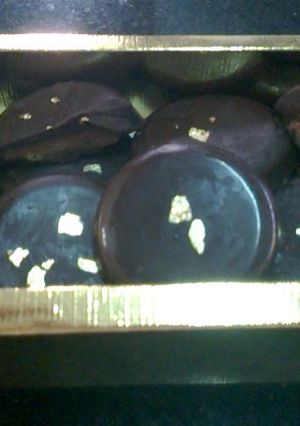 Foto principal de Bombones rellenos de mantecol o halva con nueces y chocolate, decorado con lámina de oro