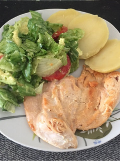 Una foto de Ensalada fresca y pollo a la plancha🥗🤩