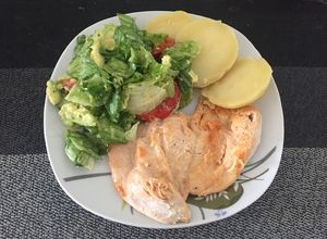 Una foto de Ensalada fresca y pollo a la plancha🥗🤩