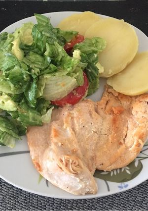 Una foto de Ensalada fresca y pollo a la plancha🥗🤩