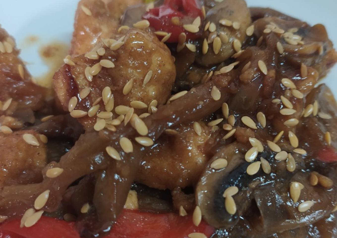 Pechuga de pollo a la miel con setas y semillas