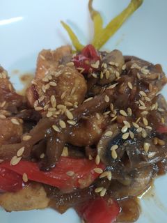 Una foto de Pechuga de pollo a la miel con setas y semillas