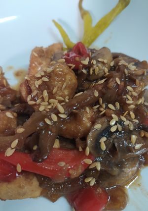 Una foto de Pechuga de pollo a la miel con setas y semillas