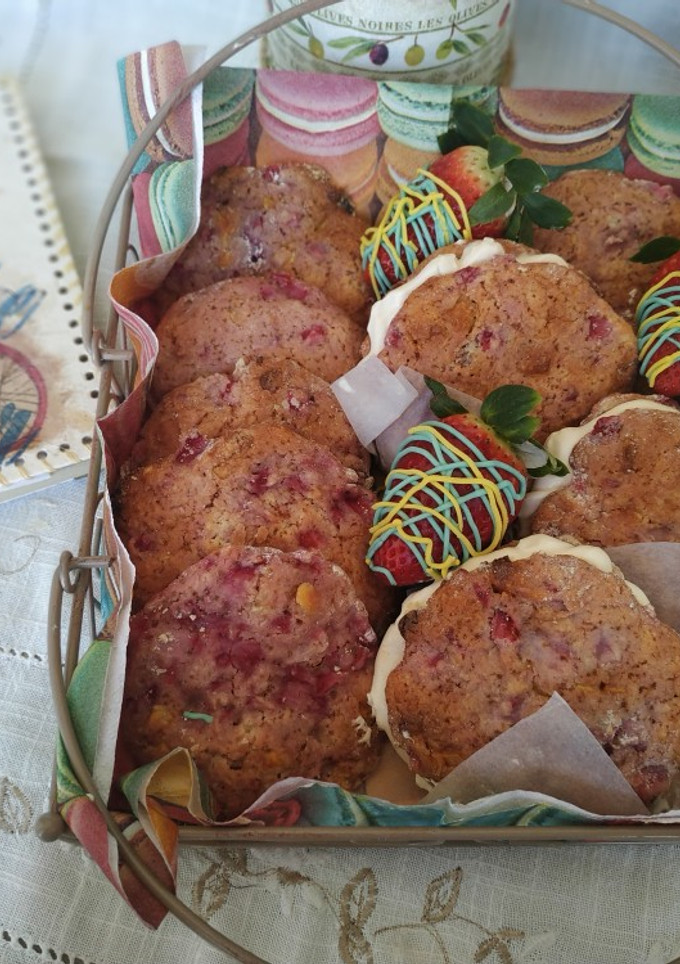 Una foto de Galletas de fresa y chocolate blanco