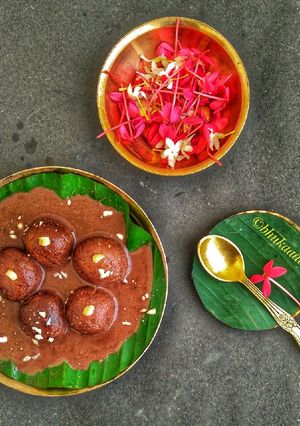 A picture of Chocolate rasogolla.