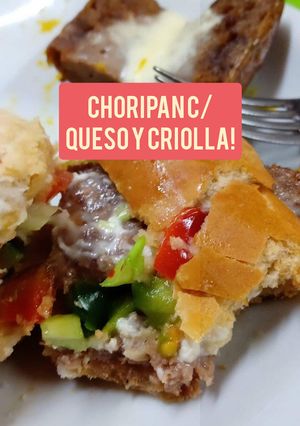 Una foto de Choripan con queso cremoso y salsita criolla