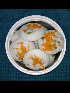 கம்பு வெஜிடபிள் இட்லி செய்முறை முக்கிய புகைப்படம்