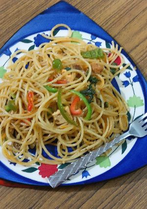 A picture of Hakka noodles in Apple cider vinegar.