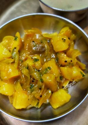 A picture of Kathyawadi Dungri Bateta Nu Shaak (Potato Onion Curry) !!.