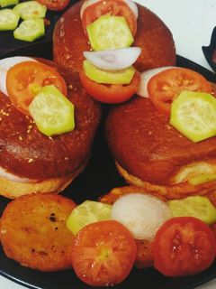 आलू टिक्की बर्गर (Aloo tikki burger recipe in hindi) रेसिपी मुख्य फोटो