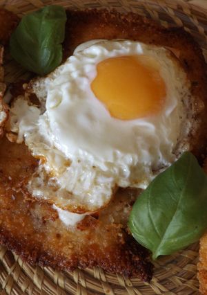 Una foto de Milanesas de pollo con jamón, queso y huevo con puntilla a la plancha