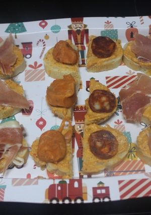 Una foto de Pan con embutido