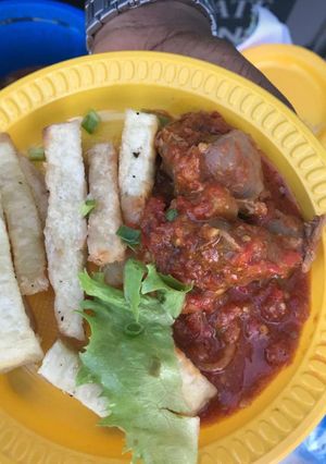 A picture of Fried yam with sauce.