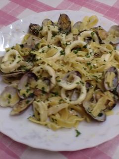 Una foto de Espaguetis con calamares y almejas