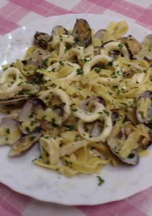 Foto principal de Espaguetis con calamares y almejas