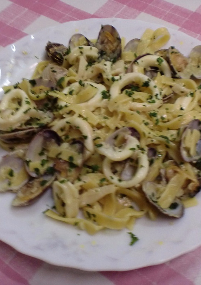Una foto de Espaguetis con calamares y almejas