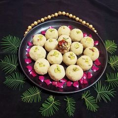 A picture of Semolina Gulkand laddu.